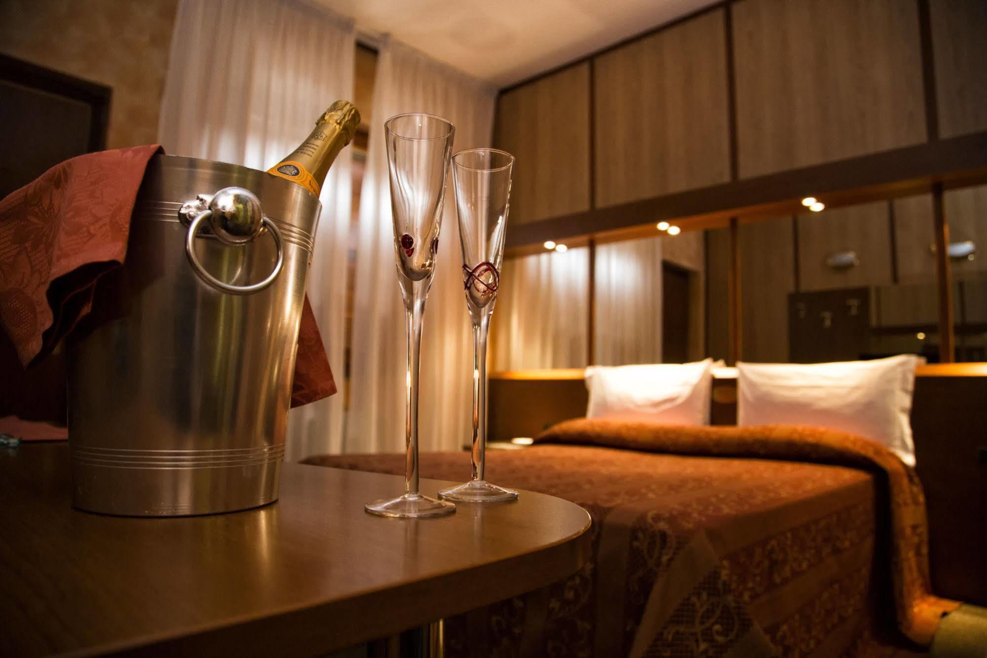 Hotel Motel Ovest Виттуоне Экстерьер фото
