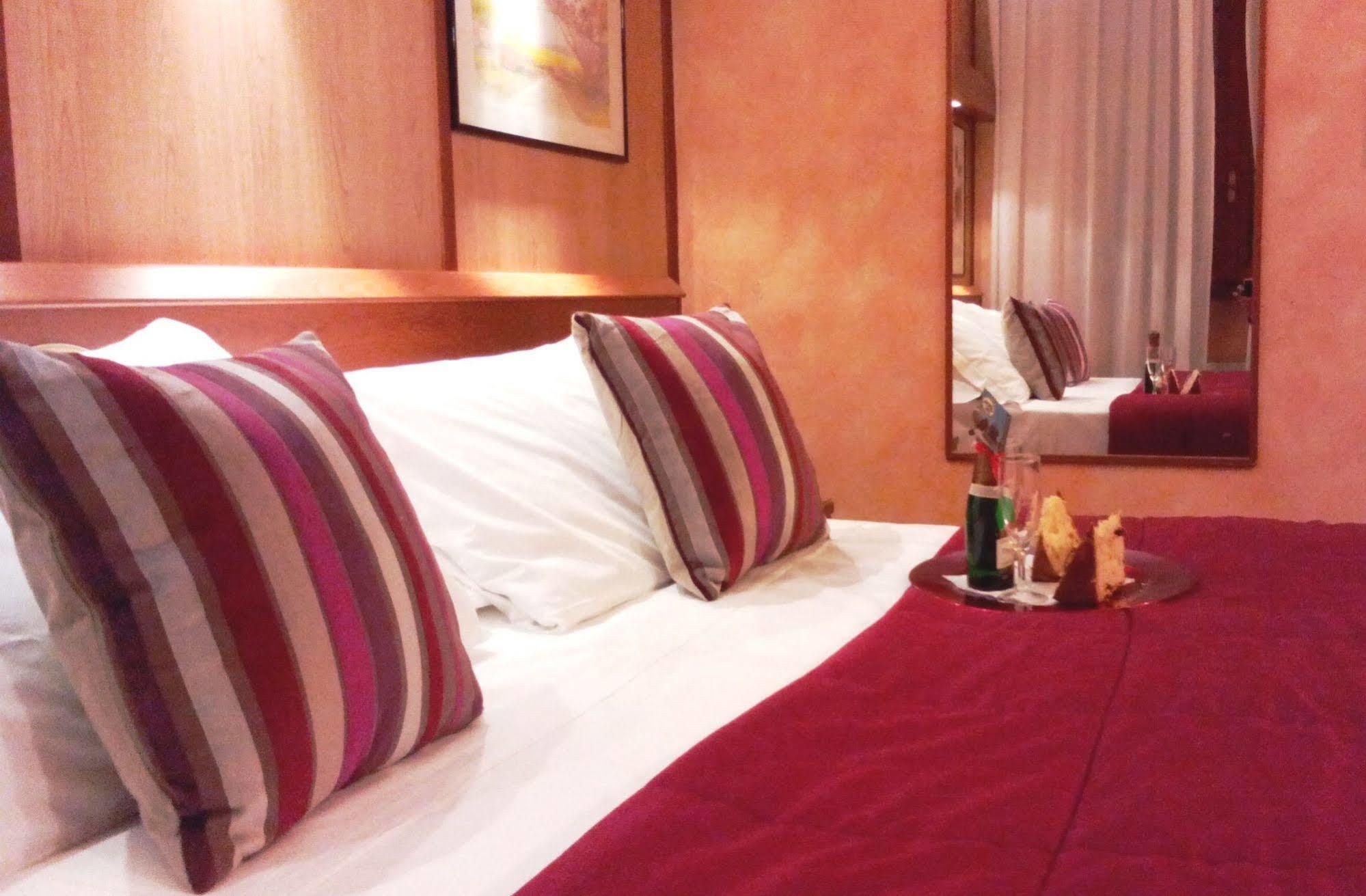 Hotel Motel Ovest Виттуоне Экстерьер фото
